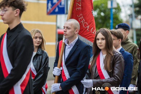 Zdjęcie przedstawia grupę osób na ulicach miasta Gorlice