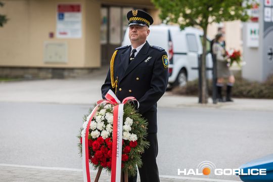 Zdjęcie przedstawia grupę osób na ulicach miasta Gorlice