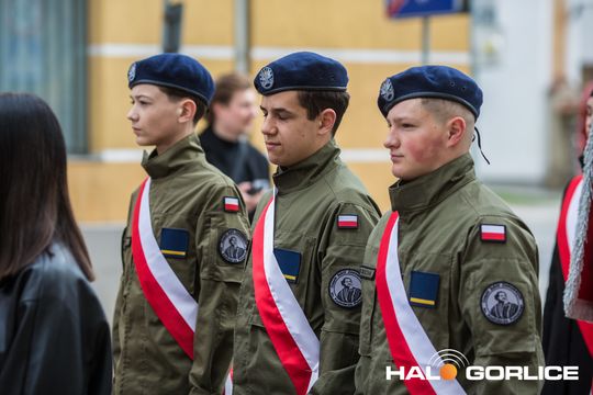 Zdjęcie przedstawia grupę osób na ulicach miasta Gorlice