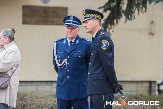 Zdjęcie przedstawia grupę osób na ulicach miasta Gorlice