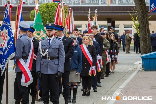 Zdjęcie przedstawia grupę osób na ulicach miasta Gorlice