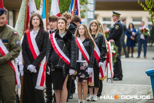 Zdjęcie przedstawia grupę osób na ulicach miasta Gorlice
