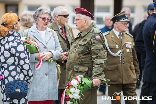 Zdjęcie przedstawia grupę osób na ulicach miasta Gorlice
