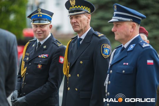 Zdjęcie przedstawia grupę osób na ulicach miasta Gorlice