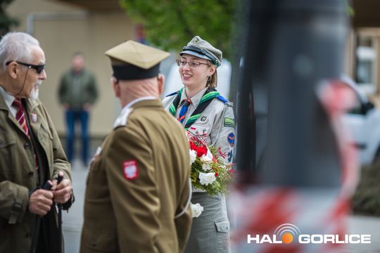 Zdjęcie przedstawia grupę osób na ulicach miasta Gorlice