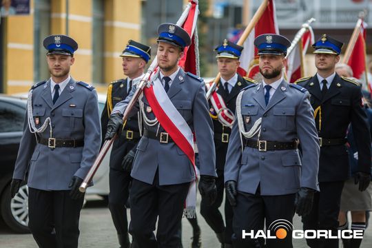 Zdjęcie przedstawia grupę osób na ulicach miasta Gorlice