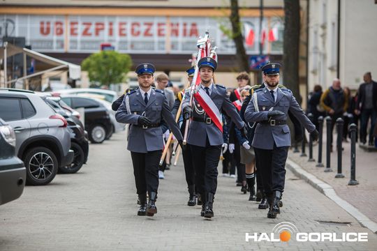 Zdjęcie przedstawia grupę osób na ulicach miasta Gorlice