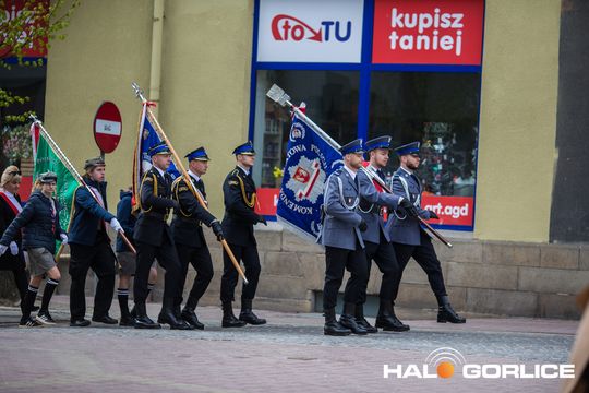 Zdjęcie przedstawia grupę osób na ulicach miasta Gorlice