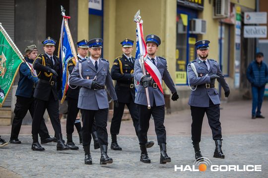 Zdjęcie przedstawia grupę osób na ulicach miasta Gorlice