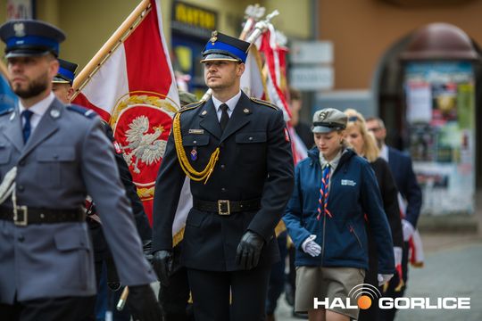 Zdjęcie przedstawia grupę osób na ulicach miasta Gorlice