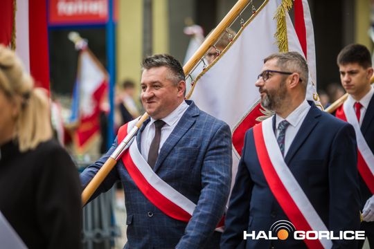 Zdjęcie przedstawia grupę osób na ulicach miasta Gorlice