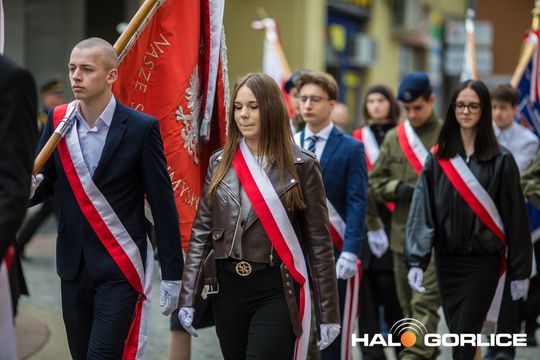 Zdjęcie przedstawia grupę osób na ulicach miasta Gorlice