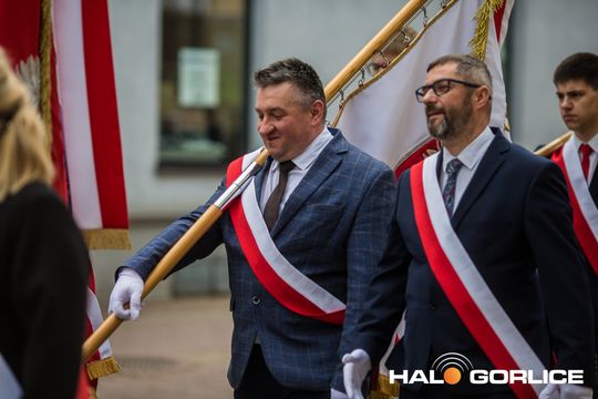 Zdjęcie przedstawia grupę osób na ulicach miasta Gorlice
