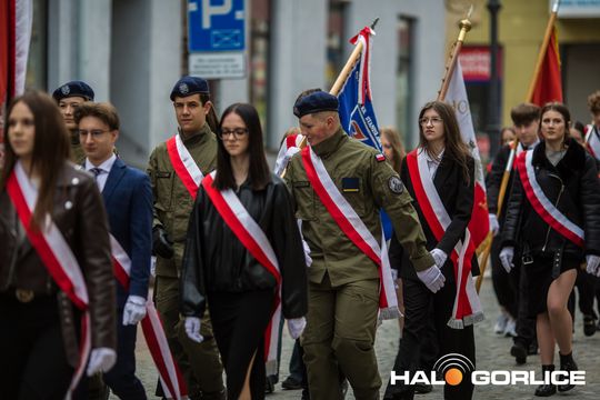 Zdjęcie przedstawia grupę osób na ulicach miasta Gorlice