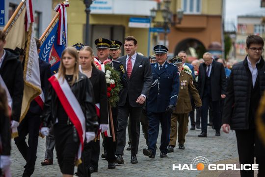 Zdjęcie przedstawia grupę osób na ulicach miasta Gorlice