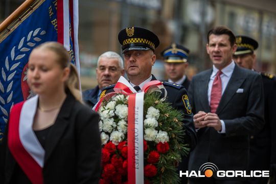 Zdjęcie przedstawia grupę osób na ulicach miasta Gorlice