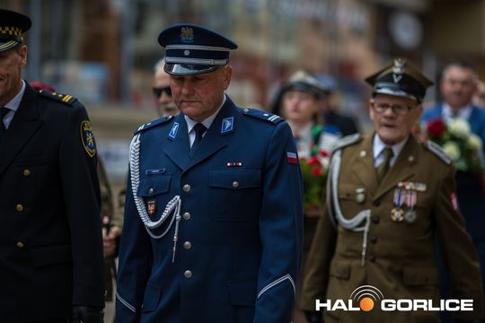 Zdjęcie przedstawia grupę osób na ulicach miasta Gorlice