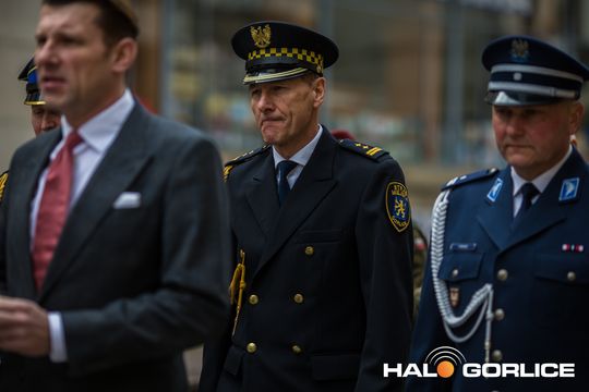 Zdjęcie przedstawia grupę osób na ulicach miasta Gorlice