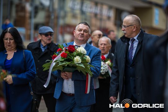 Zdjęcie przedstawia grupę osób na ulicach miasta Gorlice