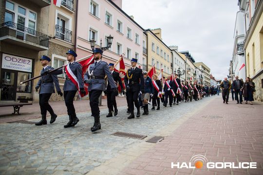 Zdjęcie przedstawia grupę osób na ulicach miasta Gorlice