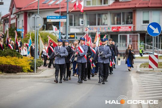 Zdjęcie przedstawia grupę osób na ulicach miasta Gorlice