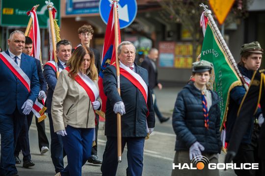 Zdjęcie przedstawia grupę osób na ulicach miasta Gorlice