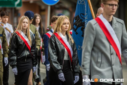 Zdjęcie przedstawia grupę osób na ulicach miasta Gorlice