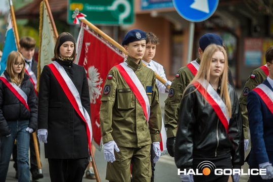 Zdjęcie przedstawia grupę osób na ulicach miasta Gorlice