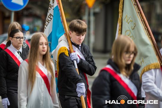 Zdjęcie przedstawia grupę osób na ulicach miasta Gorlice