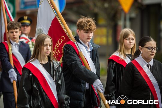 Zdjęcie przedstawia grupę osób na ulicach miasta Gorlice
