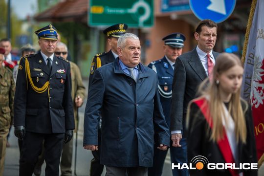 Zdjęcie przedstawia grupę osób na ulicach miasta Gorlice