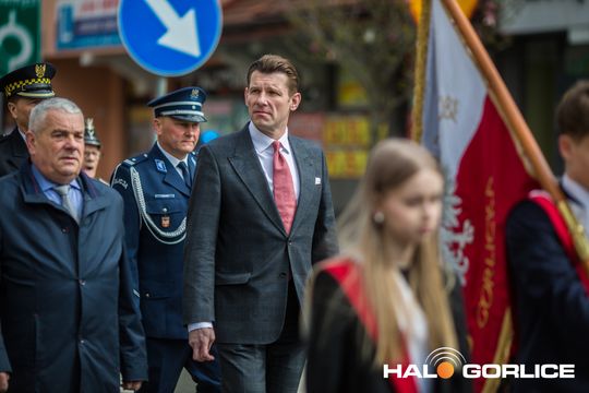 Zdjęcie przedstawia grupę osób na ulicach miasta Gorlice