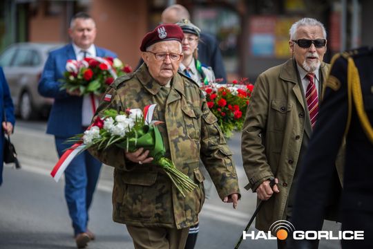 Zdjęcie przedstawia grupę osób na ulicach miasta Gorlice
