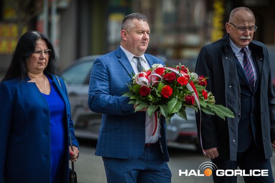 Zdjęcie przedstawia grupę osób na ulicach miasta Gorlice