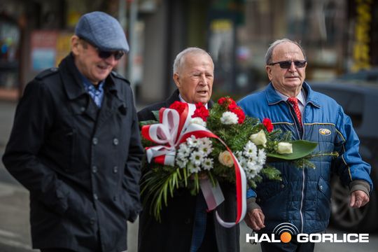 Zdjęcie przedstawia grupę osób na ulicach miasta Gorlice