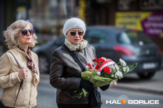 Zdjęcie przedstawia grupę osób na ulicach miasta Gorlice