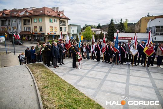 Zdjęcie przedstawia grupę osób na ulicach miasta Gorlice