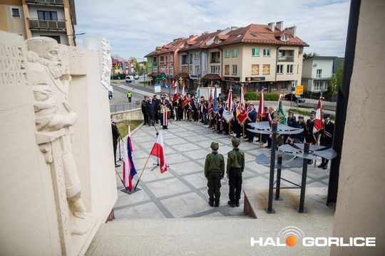 Zdjęcie przedstawia grupę osób na ulicach miasta Gorlice