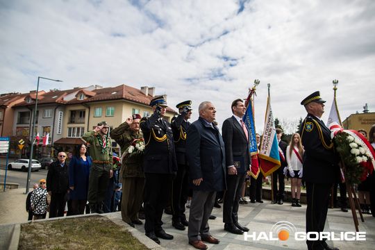 Zdjęcie przedstawia grupę osób na ulicach miasta Gorlice