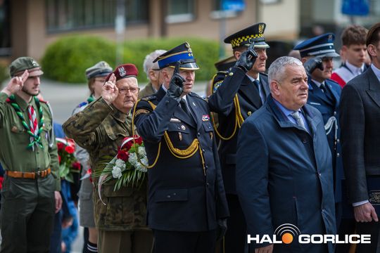 Zdjęcie przedstawia grupę osób na ulicach miasta Gorlice