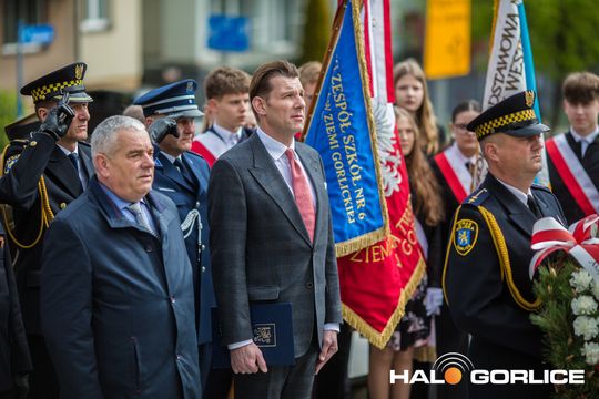 Zdjęcie przedstawia grupę osób na ulicach miasta Gorlice