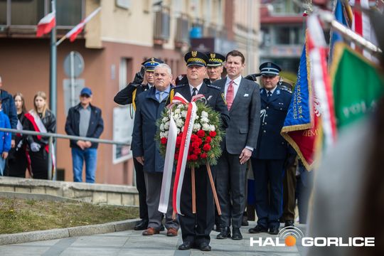 Zdjęcie przedstawia grupę osób na ulicach miasta Gorlice