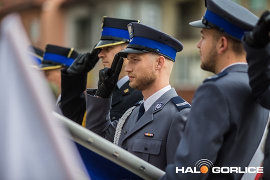 Zdjęcie przedstawia grupę osób na ulicach miasta Gorlice