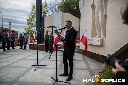 Zdjęcie przedstawia grupę osób na ulicach miasta Gorlice