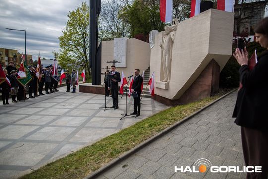 Zdjęcie przedstawia grupę osób na ulicach miasta Gorlice