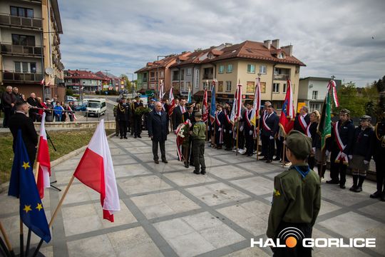Zdjęcie przedstawia grupę osób na ulicach miasta Gorlice