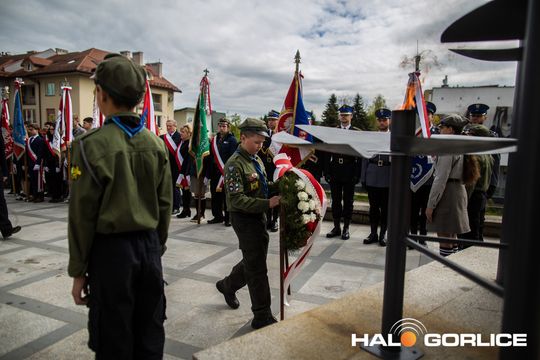 Zdjęcie przedstawia grupę osób na ulicach miasta Gorlice