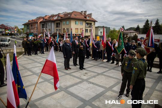 Zdjęcie przedstawia grupę osób na ulicach miasta Gorlice
