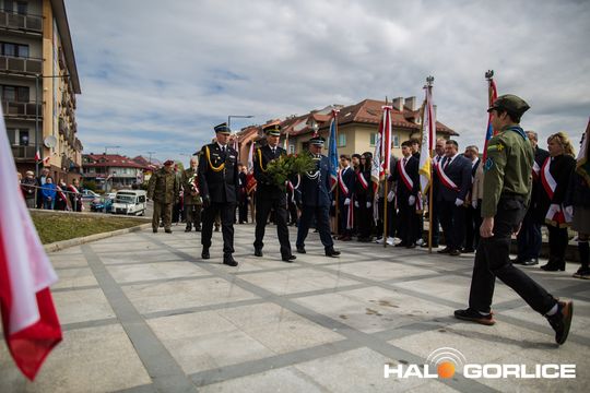 Zdjęcie przedstawia grupę osób na ulicach miasta Gorlice