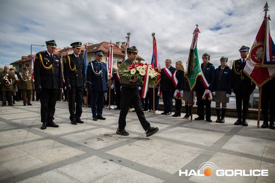 Zdjęcie przedstawia grupę osób na ulicach miasta Gorlice